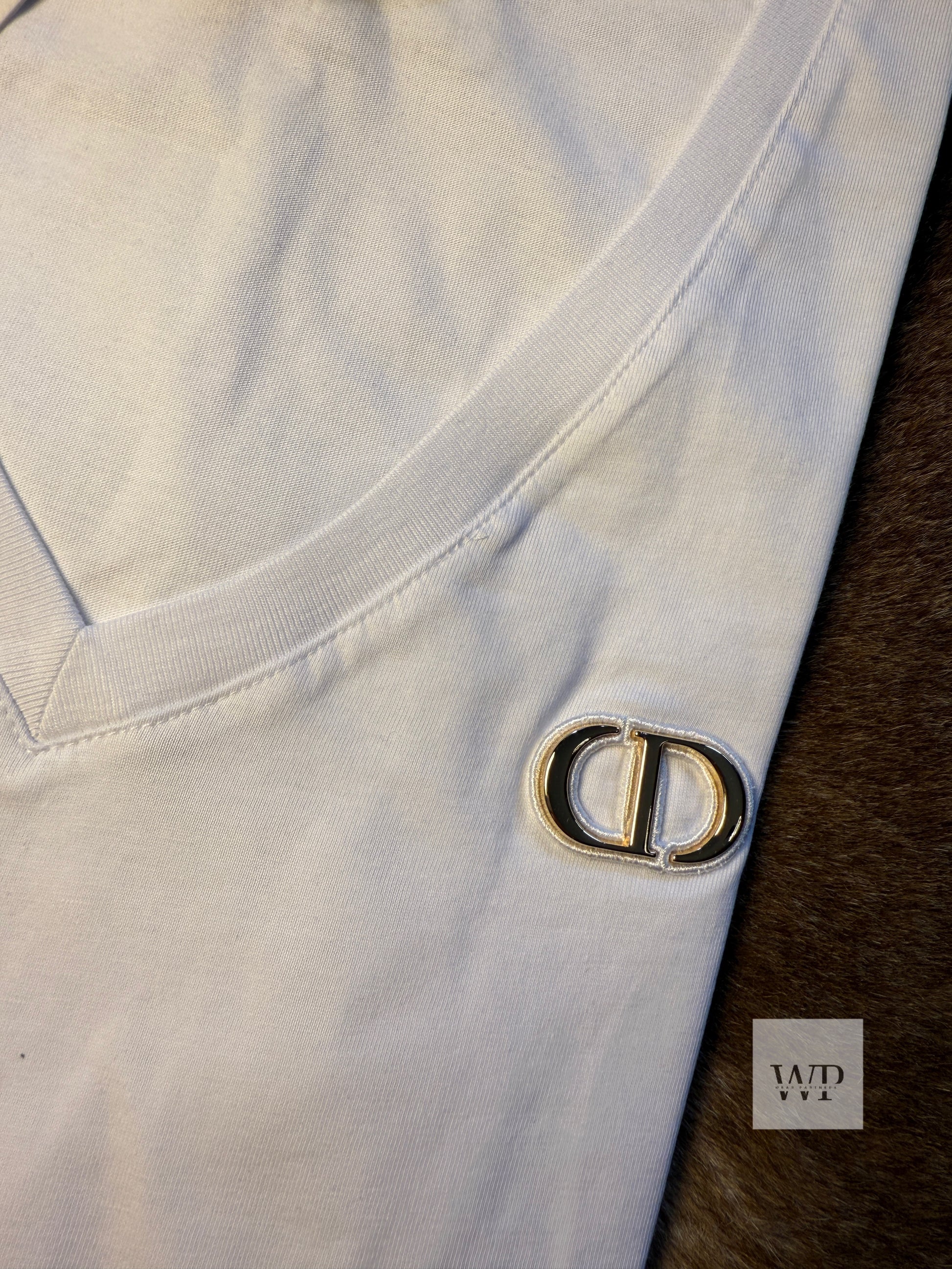 CD - V neck white t-shirt gold metal logo