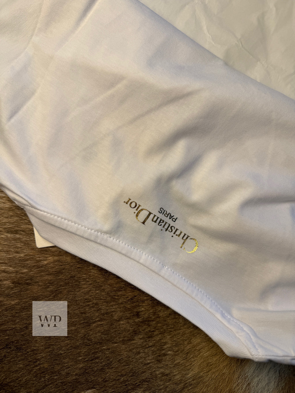 CD - V neck white t-shirt gold metal logo