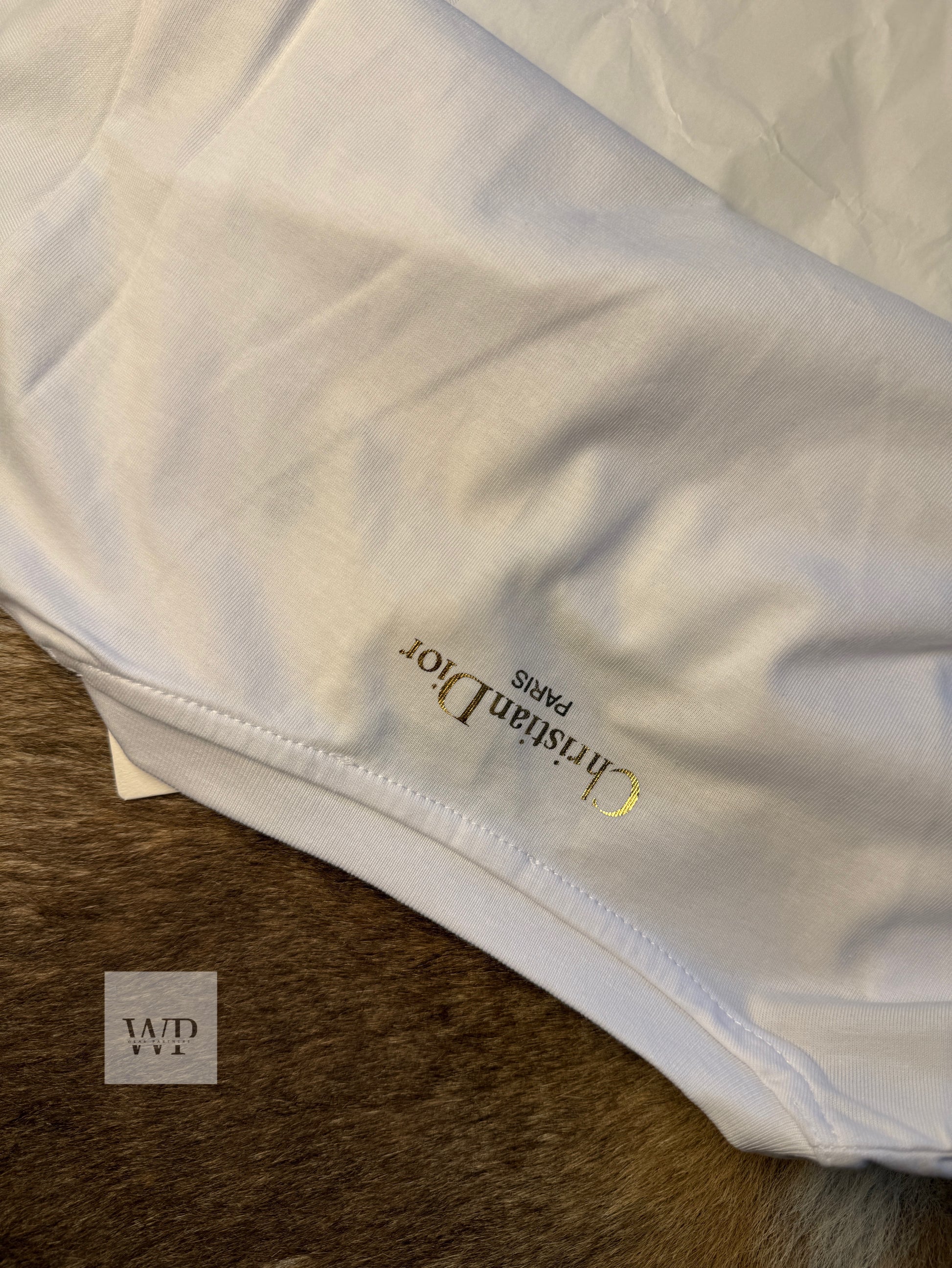 CD - V neck white t-shirt gold metal logo