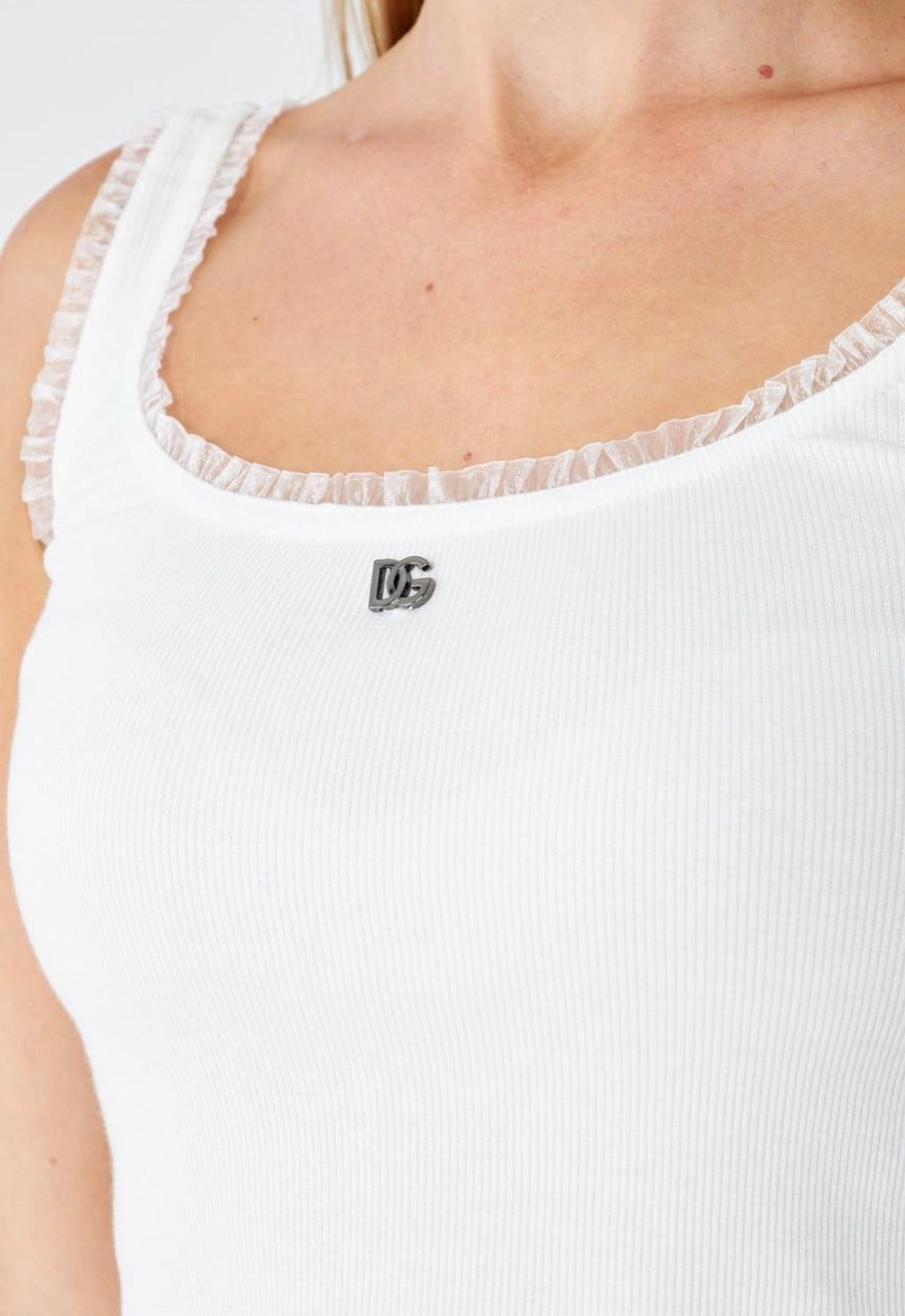 D white top