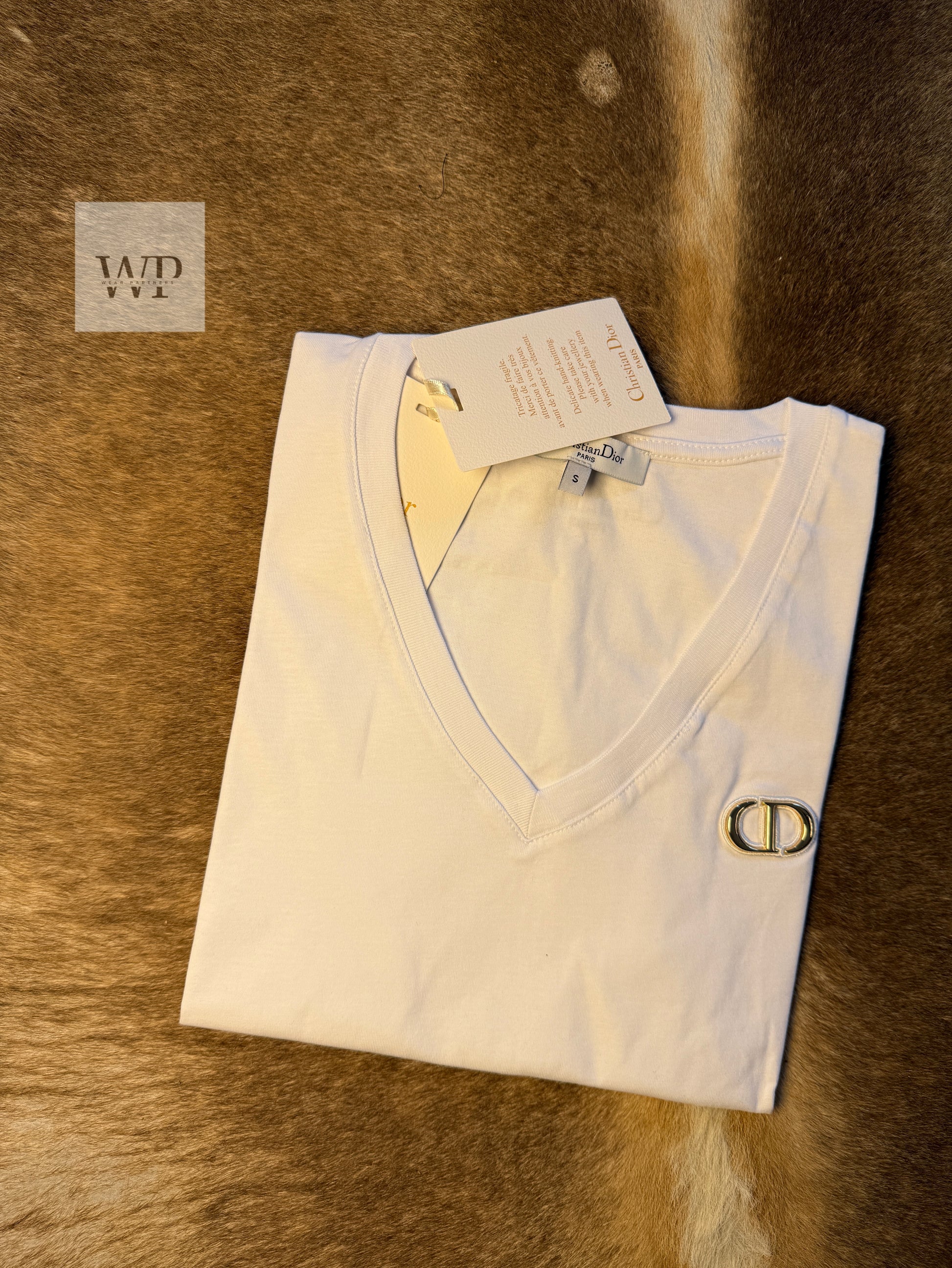 CD - V neck white t-shirt gold metal logo